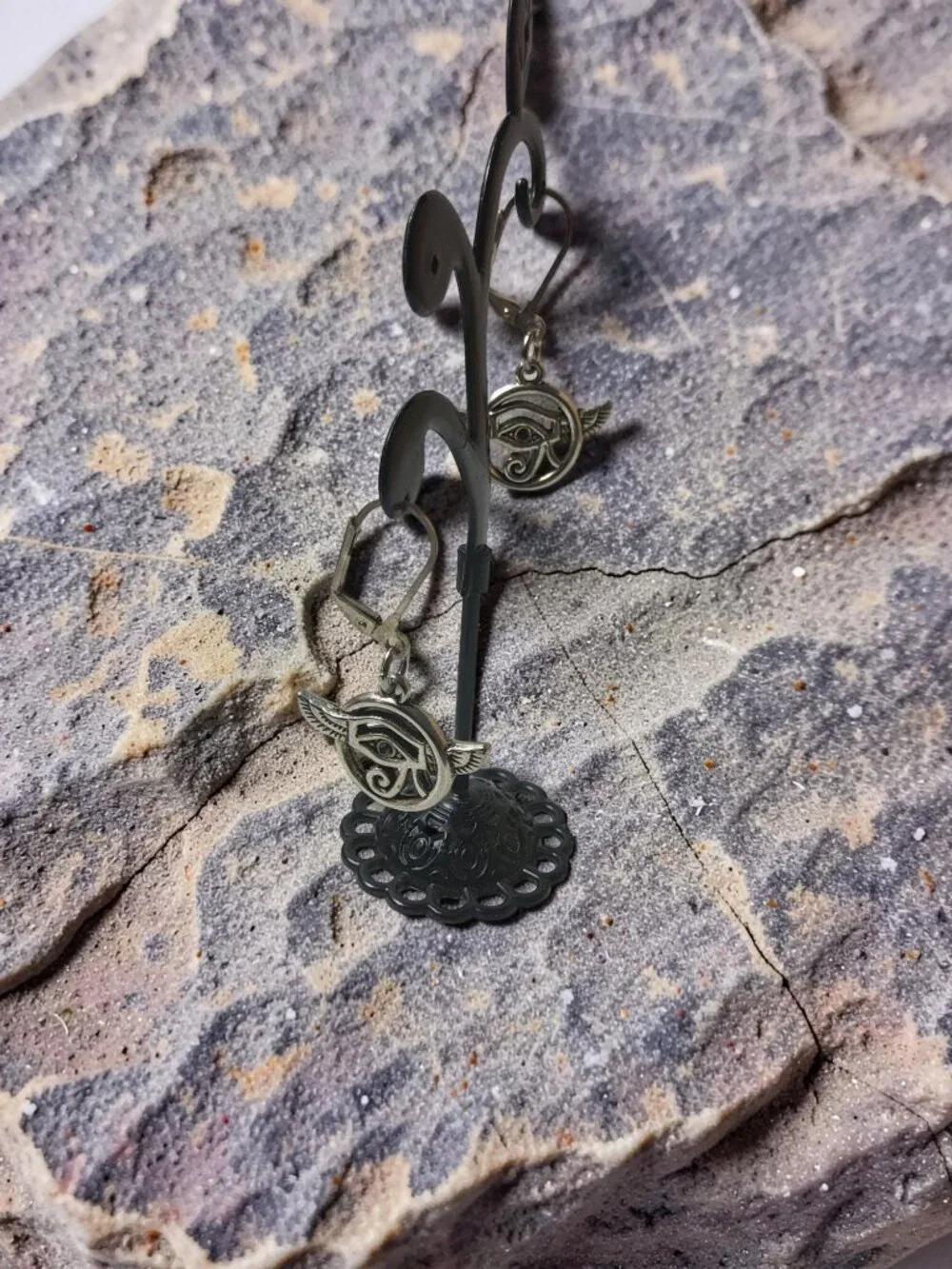 vintage silver tone egyptian eye of horus dangle earrings.